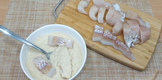 Фото приготовления рецепта: Рыба, жаренная в луковом кляре - шаг №9