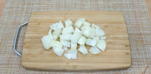 Фото приготовления рецепта: Рыба, жаренная в луковом кляре - шаг №2