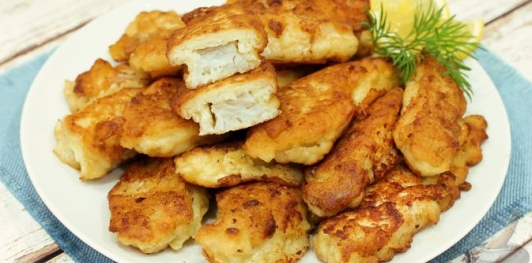 Фото приготовления рецепта: Рыба, жаренная в луковом кляре - шаг №14