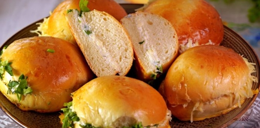 Фото приготовления рецепта: Сакаллы поачи - булочки "с бородой" - шаг №25