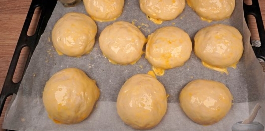 Фото приготовления рецепта: Сакаллы поачи - булочки "с бородой" - шаг №15