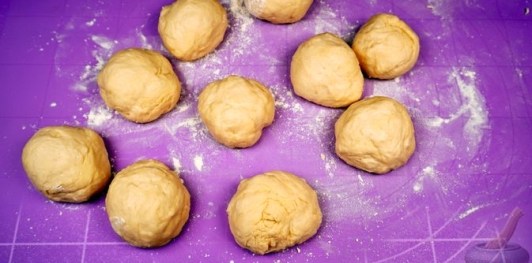 Фото приготовления рецепта: Сакаллы поачи - булочки "с бородой" - шаг №10