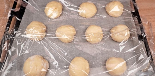 Фото приготовления рецепта: Сакаллы поачи - булочки "с бородой" - шаг №12