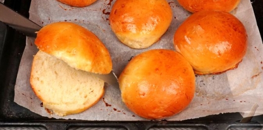 Фото приготовления рецепта: Сакаллы поачи - булочки "с бородой" - шаг №21