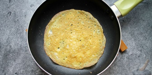 Фото приготовления рецепта: Салат из куриных желудков с болгарским перцем и яичными блинчиками - шаг №5