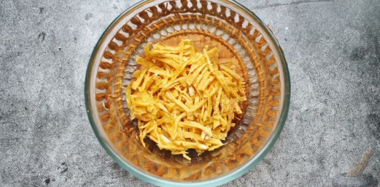 Фото приготовления рецепта: Салат из куриных желудков с болгарским перцем и яичными блинчиками - шаг №6