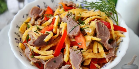 Фото приготовления рецепта: Салат из куриных желудков с болгарским перцем и яичными блинчиками - шаг №12