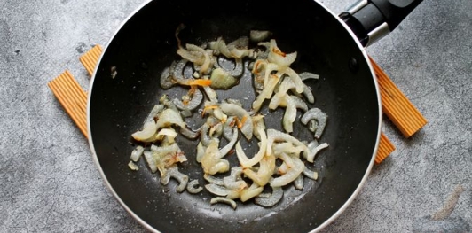 Фото приготовления рецепта: Салат из куриных желудков с болгарским перцем и яичными блинчиками - шаг №3