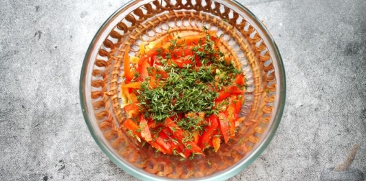 Фото приготовления рецепта: Салат из куриных желудков с болгарским перцем и яичными блинчиками - шаг №8