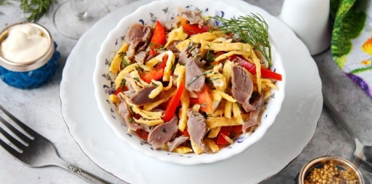 Фото приготовления рецепта: Салат из куриных желудков с болгарским перцем и яичными блинчиками - шаг №11