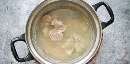 Фото приготовления рецепта: Салат из куриных желудков с болгарским перцем и яичными блинчиками - шаг №2