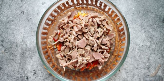 Фото приготовления рецепта: Салат из куриных желудков с болгарским перцем и яичными блинчиками - шаг №9