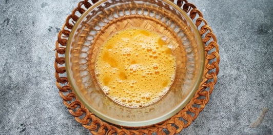 Фото приготовления рецепта: Салат из куриных желудков с болгарским перцем и яичными блинчиками - шаг №4