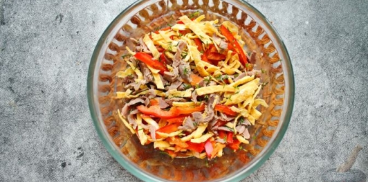 Фото приготовления рецепта: Салат из куриных желудков с болгарским перцем и яичными блинчиками - шаг №10