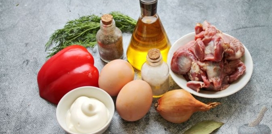 Фото приготовления рецепта: Салат из куриных желудков с болгарским перцем и яичными блинчиками - шаг №1