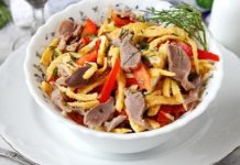 Салат из куриных желудков с болгарским перцем и яичными блинчиками