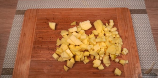 Фото приготовления рецепта: Салат из сельди, с горошком, кукурузой и огурцами - шаг №9