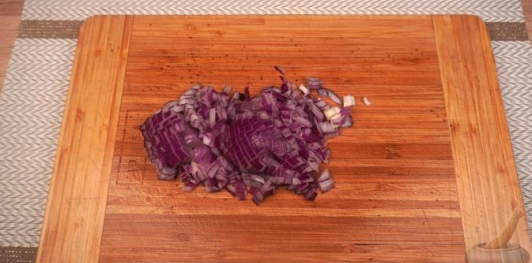 Фото приготовления рецепта: Салат из сельди, с горошком, кукурузой и огурцами - шаг №4