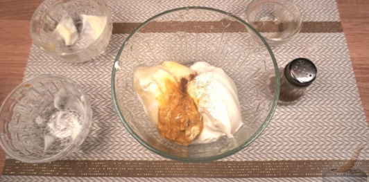 Фото приготовления рецепта: Салат из сельди, с горошком, кукурузой и огурцами - шаг №7