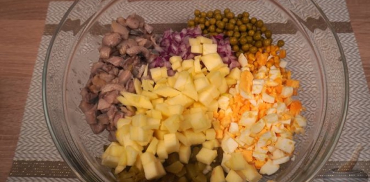 Фото приготовления рецепта: Салат из сельди, с горошком, кукурузой и огурцами - шаг №10