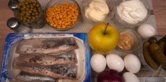 Фото приготовления рецепта: Салат из сельди, с горошком, кукурузой и огурцами - шаг №1