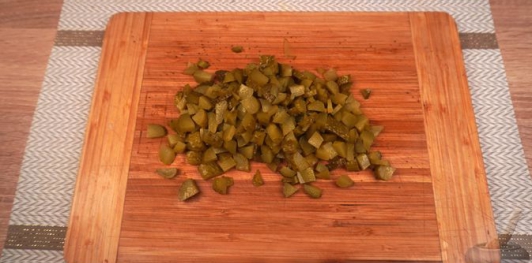 Фото приготовления рецепта: Салат из сельди, с горошком, кукурузой и огурцами - шаг №5