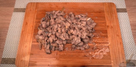 Фото приготовления рецепта: Салат из сельди, с горошком, кукурузой и огурцами - шаг №6