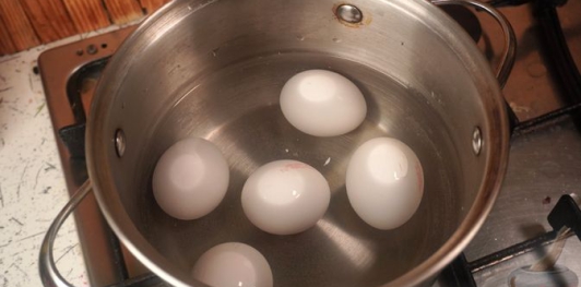 Фото приготовления рецепта: Салат из сельди, с горошком, кукурузой и огурцами - шаг №2