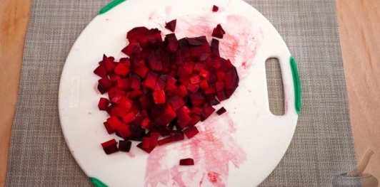 Фото приготовления рецепта: Салат из свёклы, брокколи и перца, с семечками и медово-соевой заправкой - шаг №3