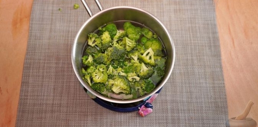 Фото приготовления рецепта: Салат из свёклы, брокколи и перца, с семечками и медово-соевой заправкой - шаг №5