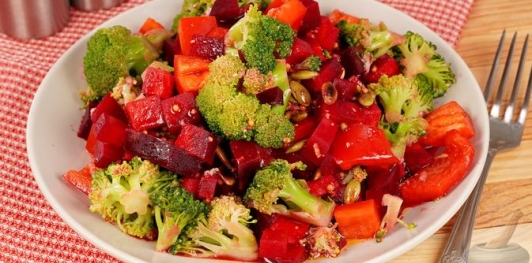 Фото приготовления рецепта: Салат из свёклы, брокколи и перца, с семечками и медово-соевой заправкой - шаг №16