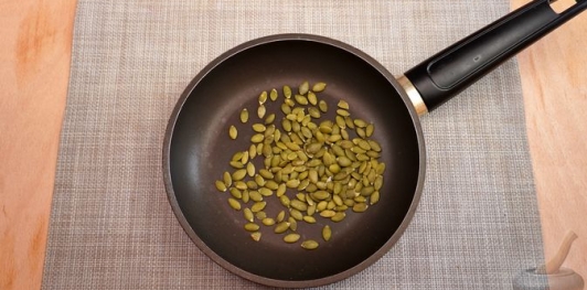 Фото приготовления рецепта: Салат из свёклы, брокколи и перца, с семечками и медово-соевой заправкой - шаг №12