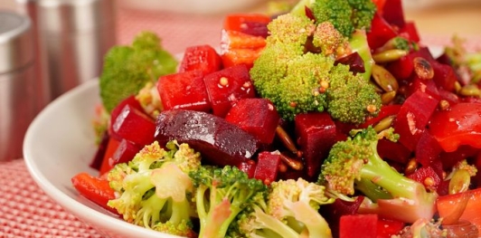 Фото приготовления рецепта: Салат из свёклы, брокколи и перца, с семечками и медово-соевой заправкой - шаг №17