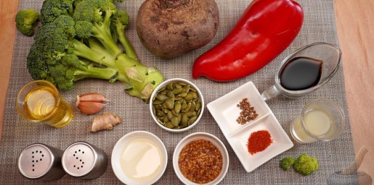 Фото приготовления рецепта: Салат из свёклы, брокколи и перца, с семечками и медово-соевой заправкой - шаг №1