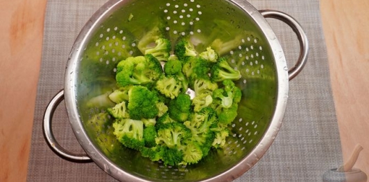 Фото приготовления рецепта: Салат из свёклы, брокколи и перца, с семечками и медово-соевой заправкой - шаг №6