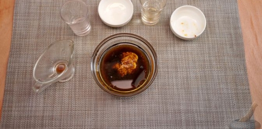 Фото приготовления рецепта: Салат из свёклы, брокколи и перца, с семечками и медово-соевой заправкой - шаг №8