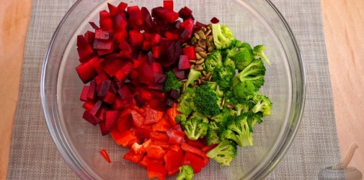 Фото приготовления рецепта: Салат из свёклы, брокколи и перца, с семечками и медово-соевой заправкой - шаг №13