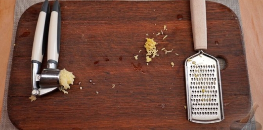 Фото приготовления рецепта: Салат из свёклы, брокколи и перца, с семечками и медово-соевой заправкой - шаг №7