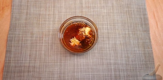 Фото приготовления рецепта: Салат из свёклы, брокколи и перца, с семечками и медово-соевой заправкой - шаг №10