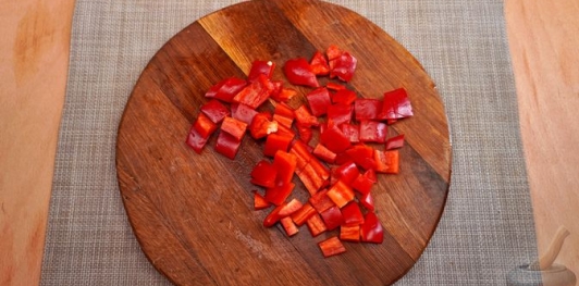 Фото приготовления рецепта: Салат из свёклы, брокколи и перца, с семечками и медово-соевой заправкой - шаг №11