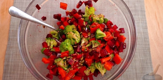 Фото приготовления рецепта: Салат из свёклы, брокколи и перца, с семечками и медово-соевой заправкой - шаг №15