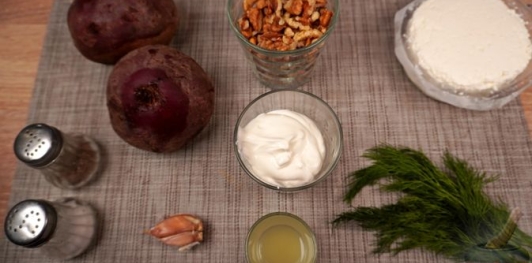 Фото приготовления рецепта: Салат из свёклы с творогом и орехами - шаг №1