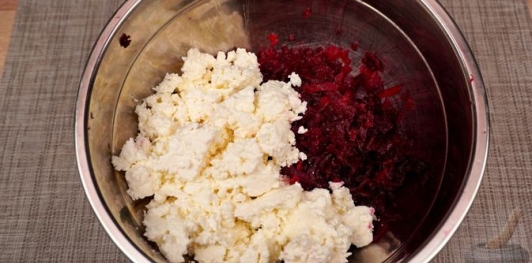 Фото приготовления рецепта: Салат из свёклы с творогом и орехами - шаг №4