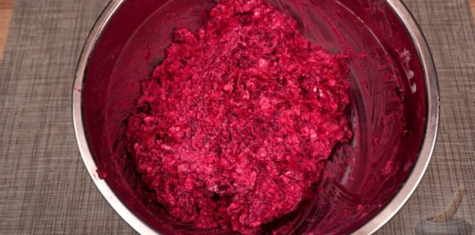 Фото приготовления рецепта: Салат из свёклы с творогом и орехами - шаг №11