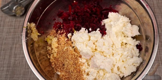 Фото приготовления рецепта: Салат из свёклы с творогом и орехами - шаг №7