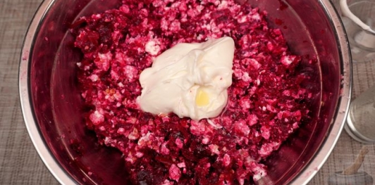 Фото приготовления рецепта: Салат из свёклы с творогом и орехами - шаг №9