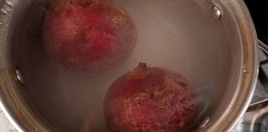 Фото приготовления рецепта: Салат из свёклы с творогом и орехами - шаг №2