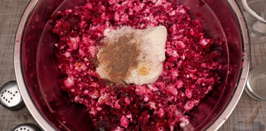 Фото приготовления рецепта: Салат из свёклы с творогом и орехами - шаг №10