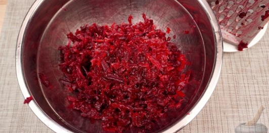 Фото приготовления рецепта: Салат из свёклы с творогом и орехами - шаг №3