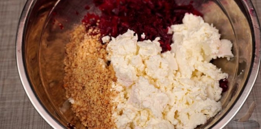 Фото приготовления рецепта: Салат из свёклы с творогом и орехами - шаг №6